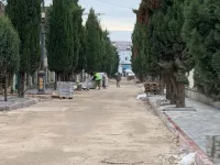 Новости » Общество: На Циолковского в Керчи обновляют тротуары с обеих сторон дороги