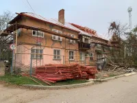 Новости » Общество: В переулке Ремесленном в Керчи капитально ремонтируют кровли домов