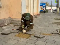 На Шлагбаумской приступили к восстановлению тротуаров