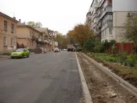 Новости » Общество: На 2-м Портовом переулке в Керчи уложили первый слой асфальта