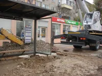 Новости » Коммуналка: Под остановкой "Авиакассы" в Керчи ремонтируют водовод