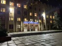 Новости » Общество: У Школы искусств в Керчи, наконец, наладили освещение