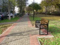 Новости » Общество: На аллее к школе №26 в Керчи установили новые лавочки