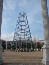 В Керчи за несколько дней каркас будущей новогодней елки вырос еще на несколько метров