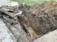 Новости » Общество: На улице 1-ой Пятилетки в Керчи ресурсники опять забыли про разрытую яму