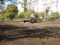 Новости » Общество: За домом №16 по Генерала Петрова в Керчи расчищают территорию