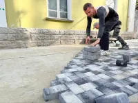 Новости » Общество: В Керчи продолжают укладывать плитку на тротуарах