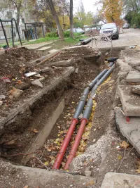 У дома по Сморжевского, 4 в Керчи тепловики продолжают замену труб теплотрассы