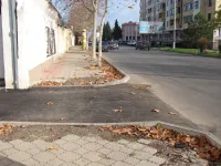 Новости » Общество: Проблему отведения ливневых вод у домов по Свердлова, 60 и 62 в Керчи будут решать