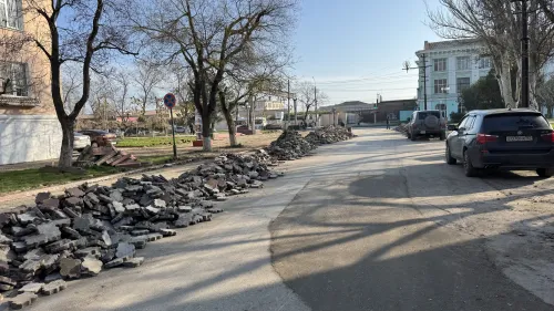 На Пролетарской продолжают демонтировать плитку