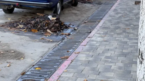 На Козлова вычистили ливневки, а мусор бросили