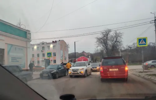 Утро в Керчи началось с аварии