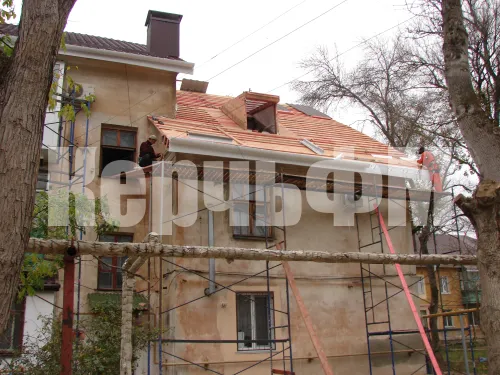 В доме по Студенческой, 6 в Керчи завершают капитальный ремонт кровли