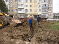 Новости » Общество: У дома по Ворошилова, 23 в Керчи электрики укладывают новый кабель