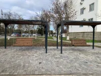 В районе РЭС в Керчи к перголам прикрепили качели