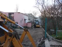 За керченской школой №26 приводят в порядок территорию