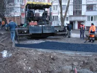 На придомовой территории района МКД по Генерала Петрова, 16 в Керчи асфальтируют парковки