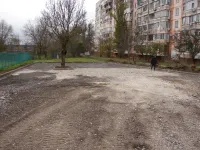 Новости » Общество: За домом по Генерала Петрова, 16 в Керчи обещали сделать футбольную площадку и парковку