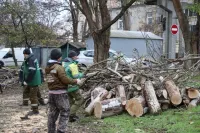 В Керчи идут работы по ликвидации последствий сильного ветра