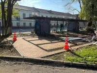 Новости » Криминал и ЧП: В Керчи остановочный павильон «Площадь Ленина» демонтировали по требованию прокуратуры