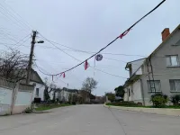 Новости » Общество: На 1-ой Митридатской улице в Керчи над дорогой провис провод