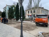 У здания ВТИ в Керчи кипит работа