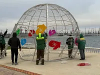 В Керчи продолжается активная подготовка к новогоднему оформлению города