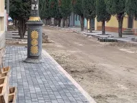 Новости » Общество: На Циолковского в Керчи уложили тротуарную плитку почти до половины улицы