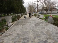 У сквера Летчиков в Керчи приступили к укладке тротуарной плитки
