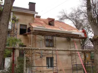 Новости » Общество: В доме по Студенческой, 6 в Керчи завершают капитальный ремонт кровли