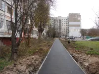За домом по Генерала Петрова, 16 в Керчи укладывают новый тротуар