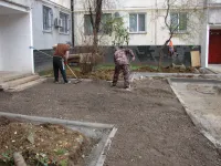 Новости » Общество: У дома по Сморжевского, 3 в Керчи асфальтируют подходы к подъездам