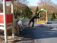 Новости » Общество: В Комсомольском парке Керчи на детских площадках укладывают новое резиновое покрытие