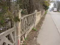 Новости » Общество: На центральном кладбище Керчи восстановили часть ограждений