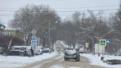 В администрации Керчи рассказали, как справляются со снегом на дорогах и тротуарах