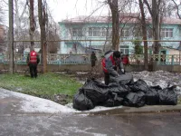 Уборщики внутриквартальных территорий в Керчи работают в любую погоду