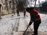 Коммунальщики Керчи продолжают расчищать от снега тротуары