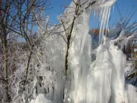 Красивый ледник образовал прорыв водовода в Керчи в районе улицы Годыны