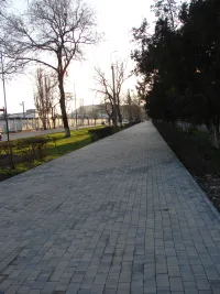 Новости » Общество: На пешеходной дорожке вдоль сквера Летчиков в Керчи полностью заменили плитку