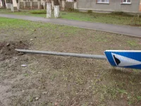 В Керчи дорожный знак "лежачий полицейский" лежит рядом с дорогой