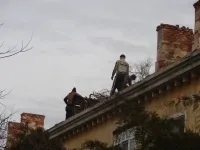 В Керчи продолжается капитальный ремонт кровли на домах старого фонда