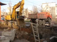 Новости » Общество: На перекрестке Полевая-Мирошника в Керчи ведется состыковка труб нового водовода