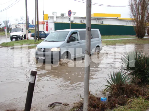 Перекресток Фрунзе-Шевякова в Керчи сегодня ушел под воду