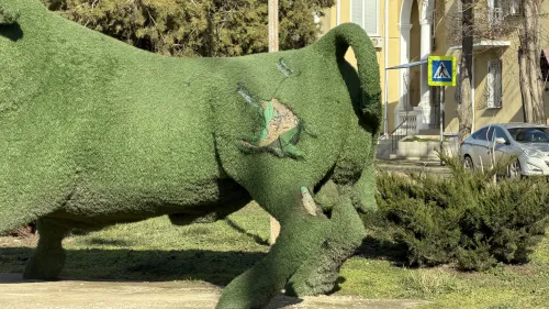 Новости » Общество: На Бульваре Пионеров фигура быка требует ремонта