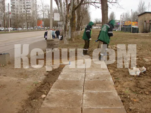 К остановке "Промбаза" от Магистрального шоссе в Керчи проложили небольшой тротуар