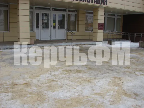 В Керчи продолжают усиленную борьбу с гололедом