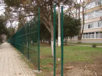 Новости » Общество: Вокруг школы №25 в Керчи завершают установку ограждения