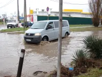 Перекресток Фрунзе-Шевякова в Керчи сегодня ушел под воду