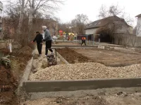 В керченском дворе по Казакова, 51 кипят работы по благоустройству