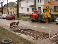 Новости » Общество: На дороге по улице Славы в Керчи просевший асфальт образовал яму